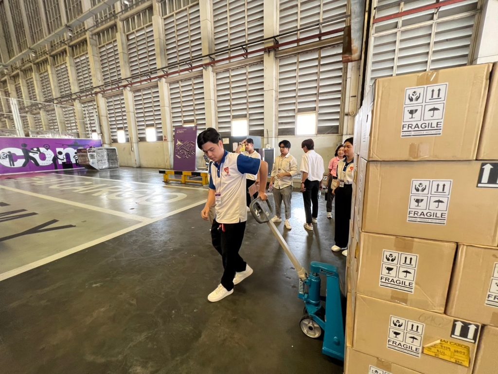 เรียนกับตัวจริงประสบการณ์จริง DekLogistics ตะลุยบุกคลังสินค้าการบินไทย 53