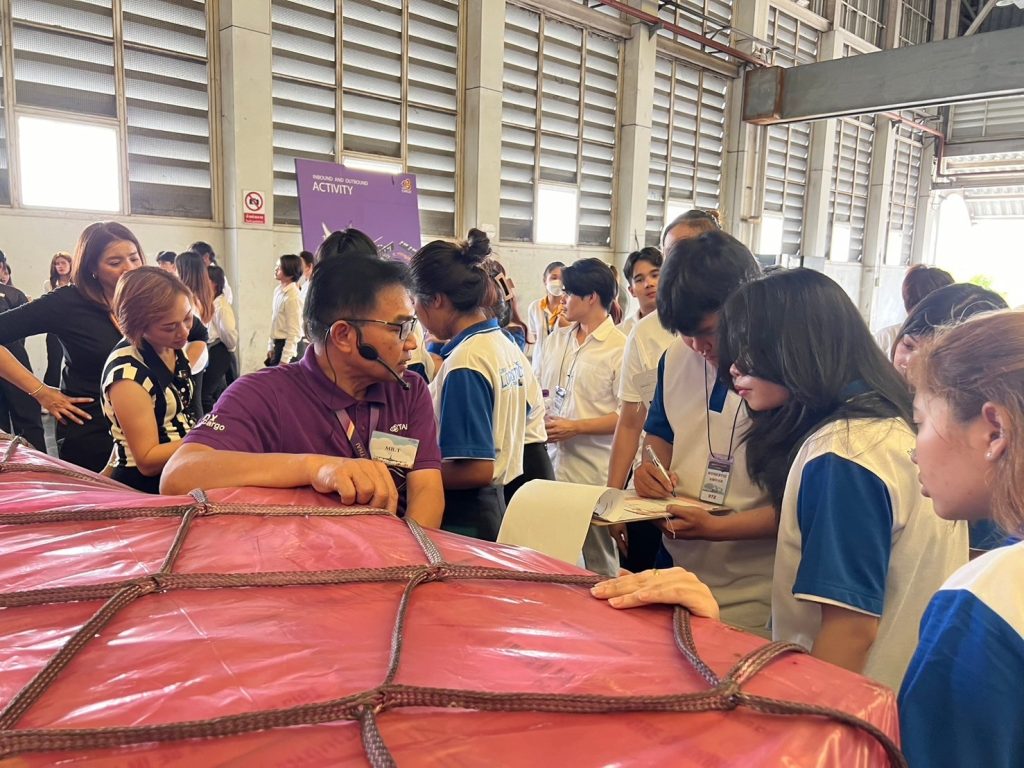 เรียนกับตัวจริงประสบการณ์จริง DekLogistics ตะลุยบุกคลังสินค้าการบินไทย 60