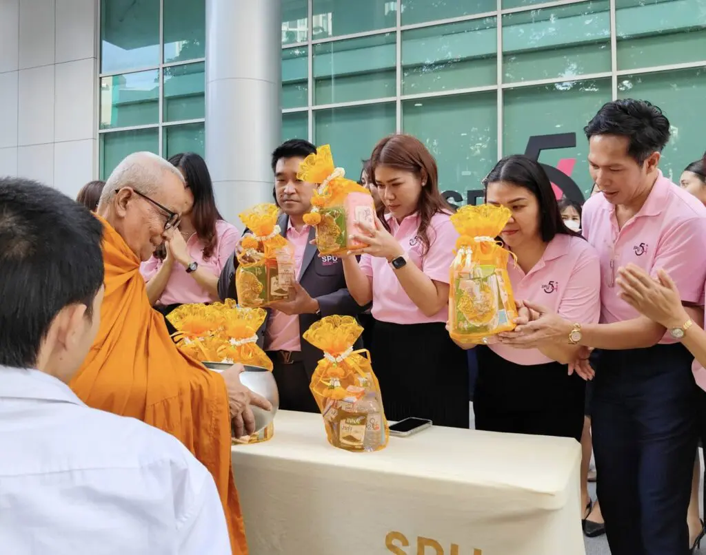 ร่วมทำบุญตักบาตรอาหารเช้า และพิธีกตเวทิตาคุณรำลึก 108 ปี