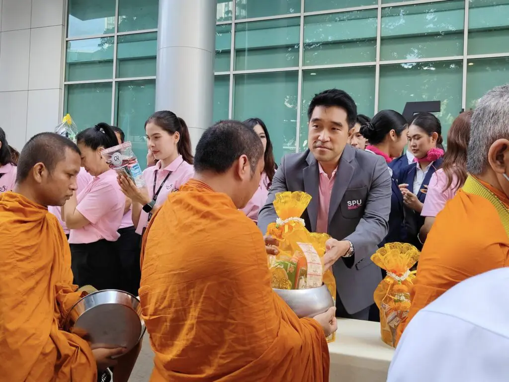 ร่วมทำบุญตักบาตรอาหารเช้า และพิธีกตเวทิตาคุณรำลึก 108 ปี