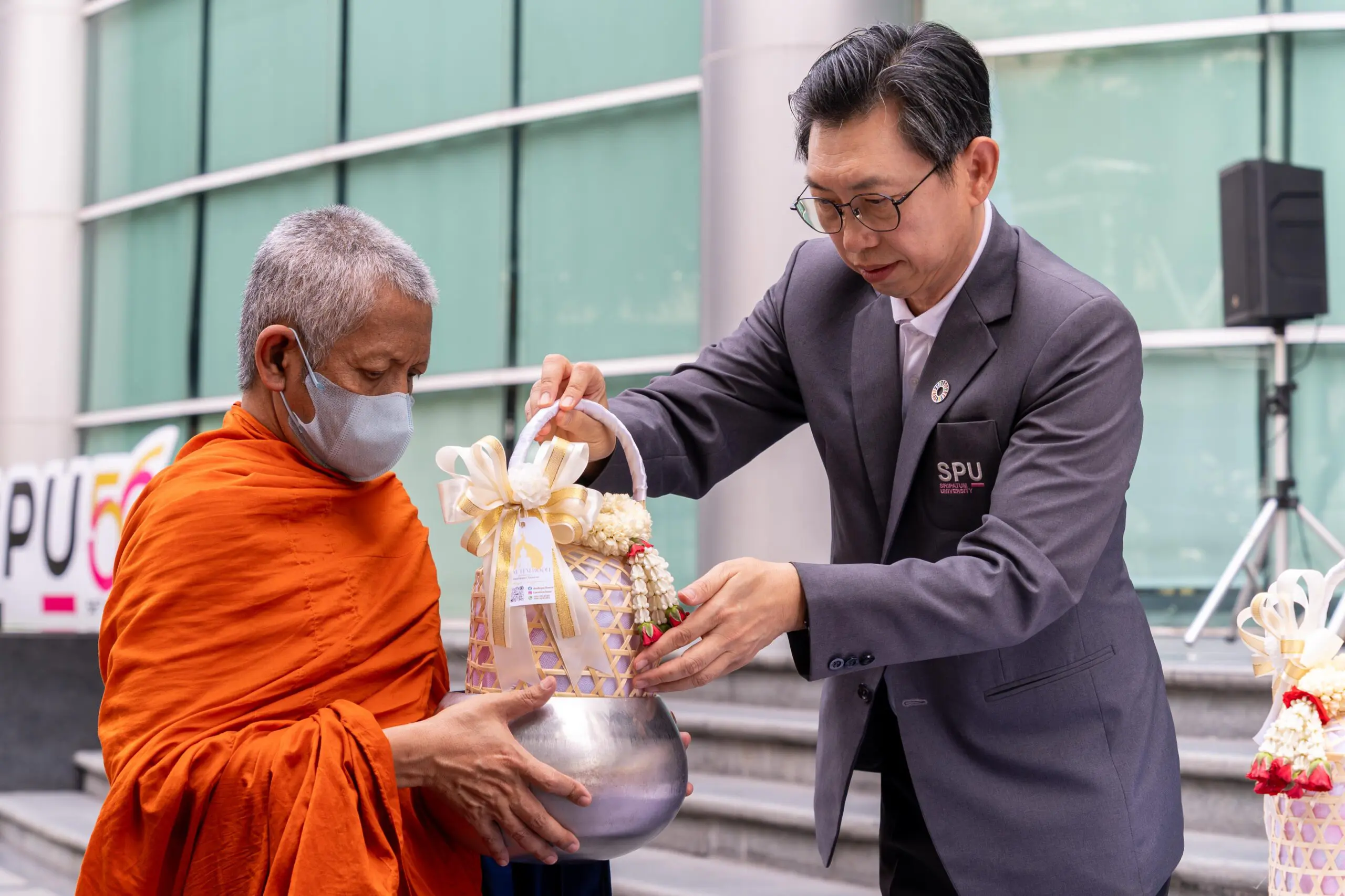 ม.ศรีปทุม จัดพิธีทำบุญตักบาตรวันวิสาขบูชา สืบสานพระพุทธศาสนา เสริมสิริมงคลแก่คณาจารย์-นักศึกษา