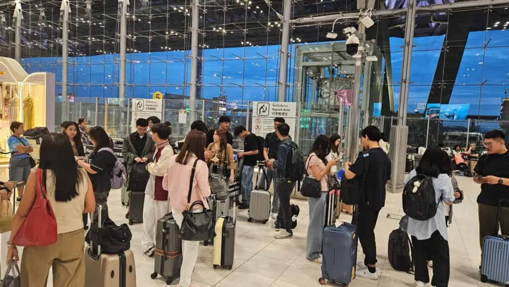 LINE ALBUM 18826 @Bkk airport 260818 32
