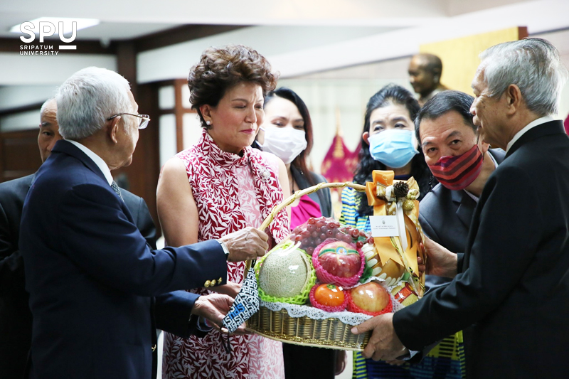 อธิการบดีฯ ม.ศรีปทุม เข้ามอบกระเช้าและอวยพรวันเกิดนายกสภามหาวิทยาลัย