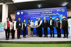 ผู้ว่าฯกทม.รับมอบตู้อบโอโซนฆ่าเชื้อจาก ม.ศรีปทุม เพื่อสนับสนุนโรงพยาบาลในสังกัดกทม.