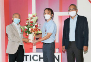 ผู้บริหาร ม.ศรีปทุม ร่วมยินดี นสพ.ประชาชาติธุรกิจ ก้าวสู่ปี 45