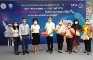 ผอ.เขตบางเขน รุดมอบผลไม้อาหารว่างส่งกำลังใจ หนุนทีมแพทย์พยาบาลอาสาสมัคร ศูนย์ฉีดวัคซีนกทม.-ศรีปทุม สู้ภัยโควิด-19