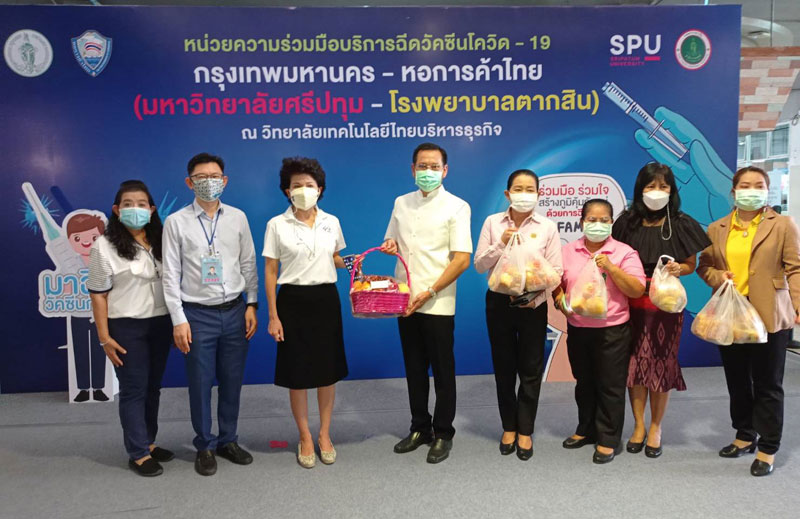 ผอ.เขตบางเขน รุดมอบผลไม้อาหารว่างส่งกำลังใจ หนุนทีมแพทย์พยาบาลอาสาสมัคร ศูนย์ฉีดวัคซีนกทม.-ศรีปทุม สู้ภัยโควิด-19