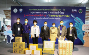 ปลัดอว.นำสิ่งของที่จำเป็นส่งมอบบุคลากรทางการแพทย์และอาสาสมัคร สู้โควิด-19 ศูนย์ฉีดวัคซีนกทม.-ศรีปทุม