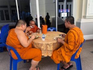 ม.ศรีปทุม ถวายภัตตาหารเพลแด่พระภิกษุสงฆ์ สามเณร วัดพระศรีมหาธาตุ บางเขน สู้ภัยโควิด-19