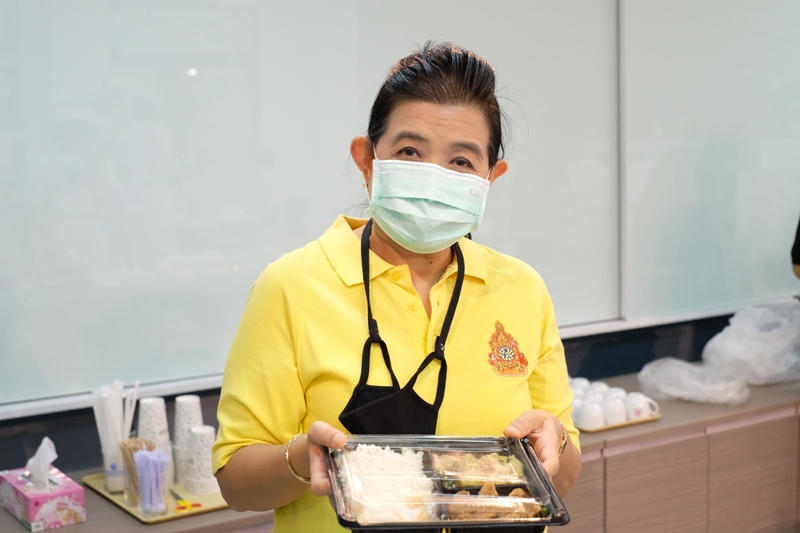 คุณไชย เฉลิมวัชราภรณ์ ABC 1 มอบข้าวกล่องให้บุคลากรทางการแพทย์ อาสาสมัคร ศูนย์ฉีดวัคซีนโควิด กทม-ศรีปทุม