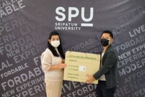 ขอขอบคุณ! คณบดีคณะสถาปัตยกรรมศาสตร์ SPU มอบหน้ากากอนามัย สนับสนุนศูนย์ฉีดวัคซีนโควิด-19ฯ