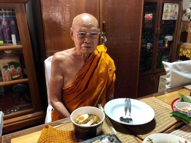 คณะผู้บริหาร ม.ศรีปทุม และเพื่อนธรรม ถวายภัตตาหารเพลแด่พระภิกษุสงฆ์ สามเณร วัดพระศรีมหาธาตุ บางเขน สู้ภัยโควิด-19