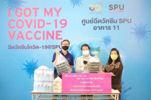 คุณไชย เฉลิมวัชราภรณ์ พร้อมด้วยพี่น้องผองเพื่อน ABC และABC Real ม.ศรีปทุม มอบอาหารเป็นกำลังใจ บุคลากรทางการแพทย์ อาสาสมัคร ศูนย์ฉีดวัคซีน SPU