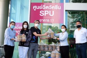 ขอขอบคุณ!“คุณนานา”เจ้าของบริษัท อิวา ไบโอเมทริก โซลูชั่น แอนด์ เมดดิเคิล โพคิดท์ จำกัดและบริษัทเดอะนาตาชา จำกัด มอบอาหาร ศูนย์ฉีดวัคซีน SPU