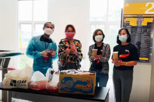 ขอขอบคุณ! วิทยาลัยบัณฑิตศึกษาด้านการจัดการ SPU มอบชานมและเค็กกล้วยหอม สนับสนุนบุคลากรทางการแพทย์ อาสาสมัคร ศูนย์ฉีดวัคซีน SPU