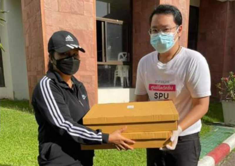 ขอขอบคุณ! ร้านขนมแม่บง มอบขนมโดนัท สนับสนุนบุคลากรทางการแพทย์และอาสาสมัคร ศูนย์วัคซีนมหาวิทยาลัยศรีปทุม