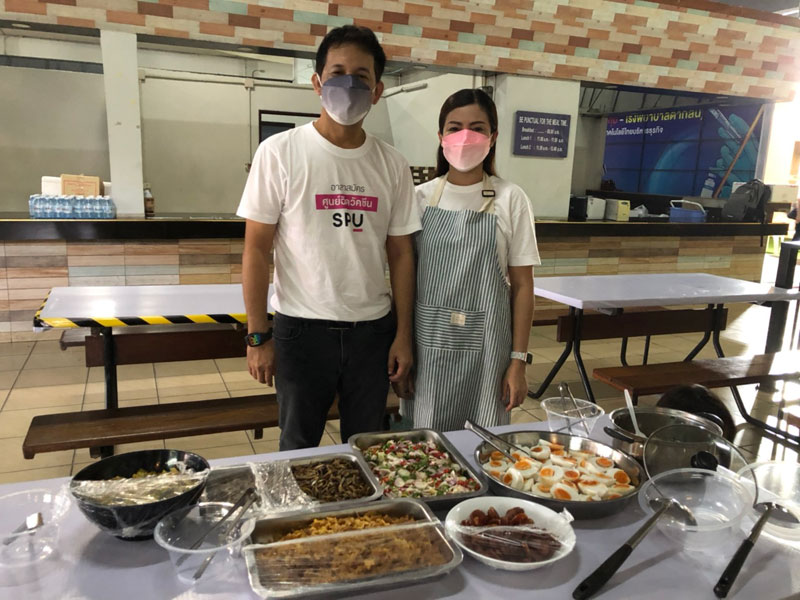 ขอขอบคุณ! คุณมณฑล ทองพนัง หัวหน้าทีมอาสาสมัครฯ มอบอาหารสนับสนุน ศูนย์วัคซีนมหาวิทยาลัยศรีปทุม