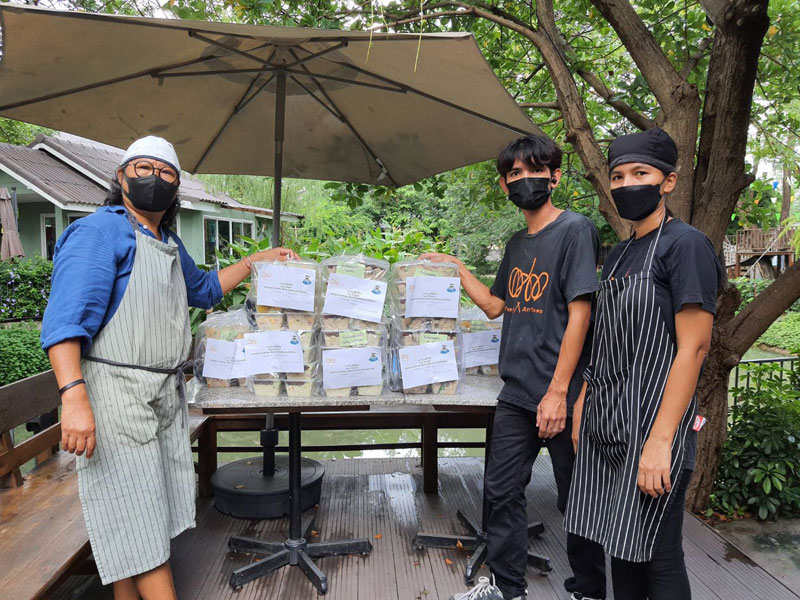 คุณเดือน ปาณนุษา บุญศรี ABC #2 และญาติพี่น้อง มอบอาหารขอบคุณการเสียสละเพื่อประโยชน์ส่วนรวมที่ยิ่งใหญ่ บุคลากรทางการแพทย์และอาสาสมัครฯ