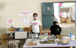 ขอขอบคุณ! คุณมณฑล ทองพนัง หัวหน้าอาสาสมัครทีม 3 มอบอาหาร สนับสนุน บุคลากรทางการแพทย์ อาสาสมัคร ศูนย์ฉีดวัคซีนมหาวิทยาลัยศรีปทุม