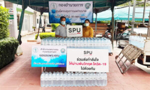 “ม.ศรีปทุม” ส่งมอบน้ำดื่ม SPU กองอำนวยการศูนย์ควบคุมการแพร่ระบาดของโรคโควิด-19 เขตบางเขน ส่งพลังสู่ประชาชนสู้ภัยโควิด-19