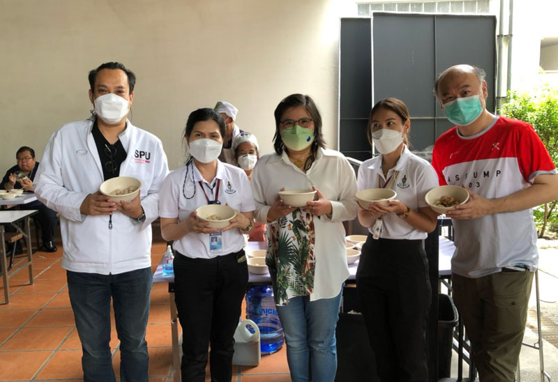 ขอขอบคุณ! คุณอาทิตยา เนียมประดิษฐ์ มอบอาหารสนับสนุนบุคลากรทางการแพทย์และอาสาสมัคร ศูนย์วัคซีนมหาวิทยาลัยศรีปทุม