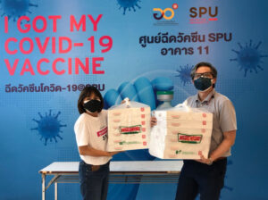 ขอขอบคุณ! ผศ.ดร.ชลธิศ เอี่ยมวรวุฒิกุล มอบอาหารว่าง Krispy Kreme โดนัทแสนอร่อย อาสาสมัครศูนย์ฉีดวัคซีน SPU