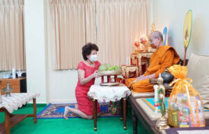 อธิการบดี ม.ศรีปทุม ทำบุญวันคล้ายวันเกิด ถวายภัตตาหารเพล พระสงฆ์ วัดพระศรีมหาธาตุ บางเขน