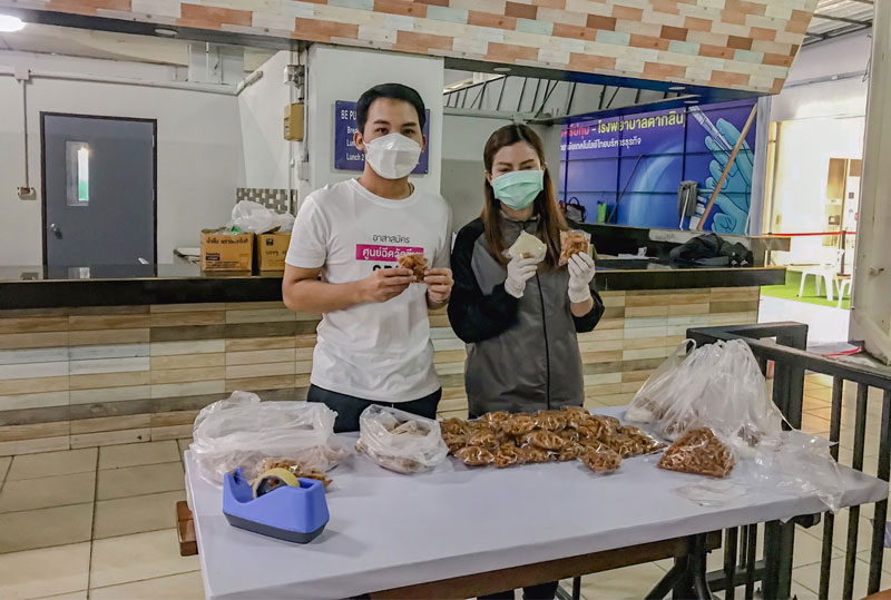 ขอขอบคุณ! อาจารย์ประพาฬรัตน์ อ่ำประเสริฐ มอบอาหารสนับสนุนบุคลากรทางการแพทย์และอาสาสมัคร ศูนย์ฉีดวัคซีนมหาวิทยาลัยศรีปทุม