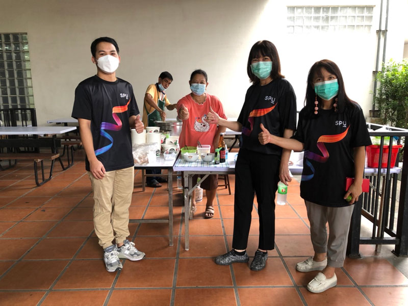 ขอขอบคุณ! ผศ.วรรณี งามขจรกุลกิจ มอบอาหารเช้า สนับสนุนบุคลากรทางการแพทย์และอาสาสมัคร ศูนย์ฉีดวัคซีนมหาวิทยาลัยศรีปทุม