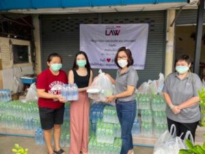 “คณะนิติศาสตร์ ม.ศรีปทุม ปันน้ำใจ” ลงพื้นที่ช่วยเหลือนักศึกษาและประชาชน ที่ประสบภัยน้ำท่วม จ.อยุธยา