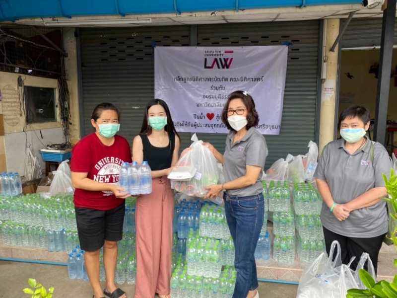 “คณะนิติศาสตร์ ม.ศรีปทุม ปันน้ำใจ” ลงพื้นที่ช่วยเหลือนักศึกษาและประชาชน ที่ประสบภัยน้ำท่วม จ.อยุธยา