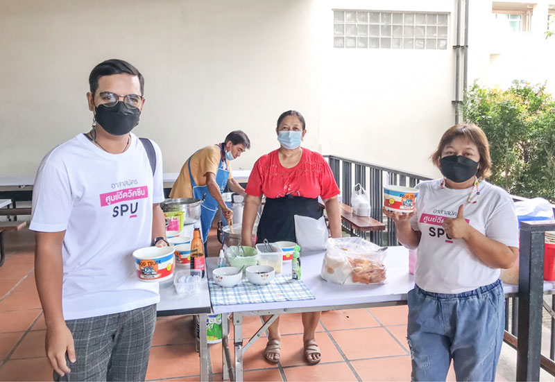 ขอขอบคุณ! คุณมัลลิกา ปาละกวงศ์ ณ อยุธยา และ คุณจำปี เพชรชุม (ICT) สนับสนุนอาหารเช้า บุคลากรทางการแพทย์และอาสาสมัคร ศูนย์ฉีดวัคซีน ม.ศรีปทุม