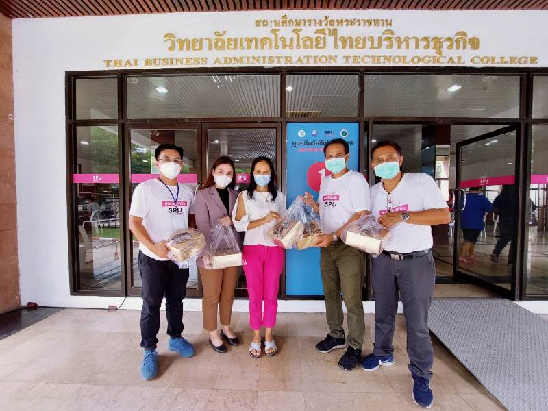 ขอขอบคุณ! คุณศุนงค์นุช ศรีวิพันธ์ มอบอาหารว่าง สนับสนุนบุคลากรทางการแพทย์และอาสาสมัคร ศูนย์ฉีดวัคซีนมหาวิทยาลัยศรีปทุม