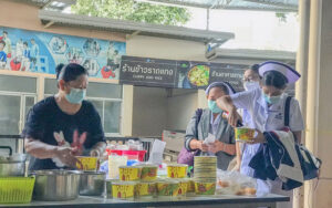 ขอขอบคุณ! อ.ศรีพรหมมา จันทร์ เมือง มอบอาหารเช้า สนับสนุนบุคลากรทางการแพทย์และอาสาสมัคร ศูนย์ฉีดวัคซีนมหาวิทยาลัยศรีปทุม