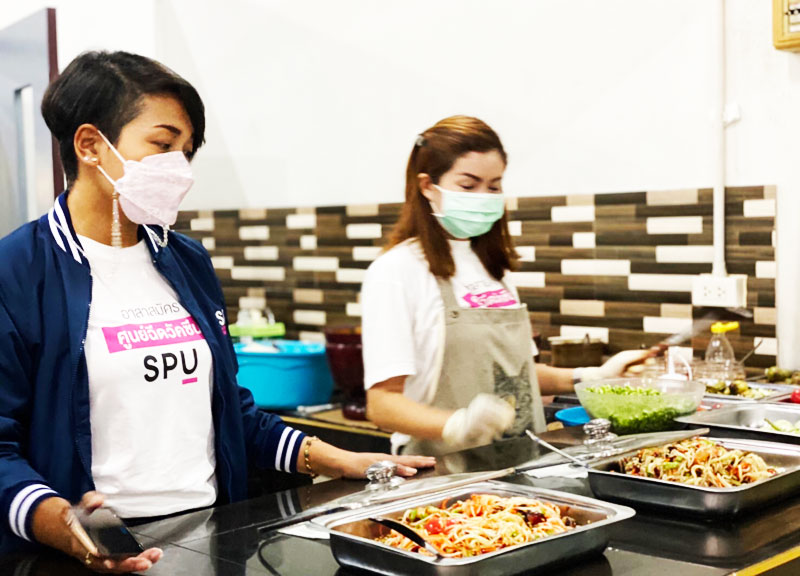 คณะวิศวกรรมศาสตร์ SPU พร้อมกัลยาณมิตร มอบอาหารกลางวัน สนับสนุนบุคลากรทางการแพทย์และอาสาสมัคร ศูนย์ฉีดวัคซีนมหาวิทยาลัยศรีปทุม