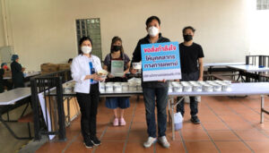 บริษัท ธงทิวทรานสปอร์ตแอนด์ซัน จำกัด มอบอาหารกลางวัน สนับสนุนบุคลากรทางการแพทย์และอาสาสมัคร ศูนย์ฉีดวัคซีนมหาวิทยาลัยศรีปทุม