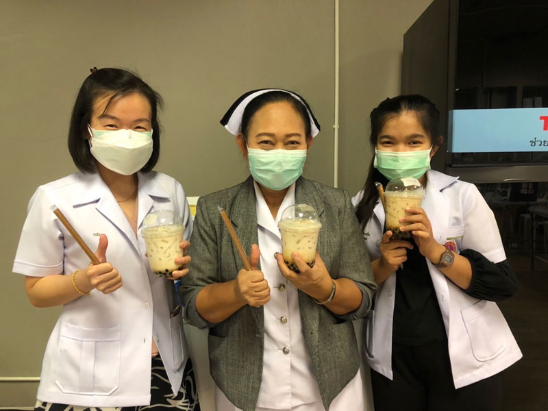 ขอบคุณ! คุณสิริพร สุขโข (คุณเขี้ยว) มอบเครื่องดื่ม สนับสนุนบุคลากรทางการแพทย์และอาสาสมัคร ศูนย์ฉีดวัคซีน ม.ศรีปทุม