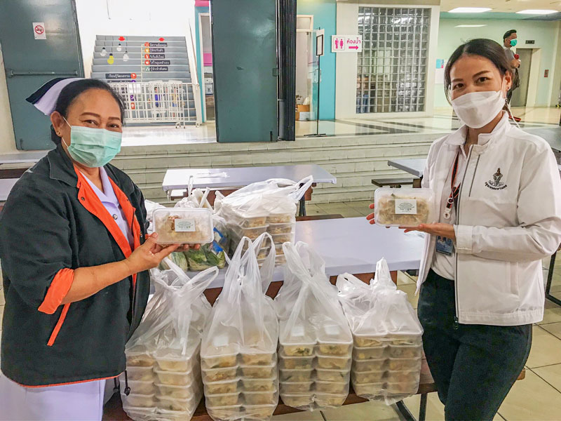 ขอขอบคุณ! ผศ.ดร.วราภรณ์ ไทยมา ร่วมกับ ผศ.ดร.สิรินธร สินจินดาวงศ์ มอบอาหารกลางวัน สนับสนุนศูนย์ฉีดวัคซีน มหาวิทยาลัยศรีปทุม