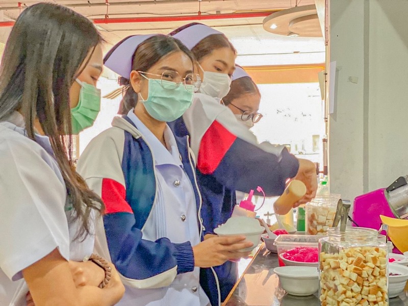 ขอบคุณ! ผศ.ดร.ฐิตาภรณ์ สินจรูญศักดิ์ คณบดีคณะบัญชี SPU มอบอาหารว่าง สนับสนุนบุคลากรทางการแพทย์และอาสาสมัคร ศูนย์ฉีดวัคซีน ม.ศรีปทุม