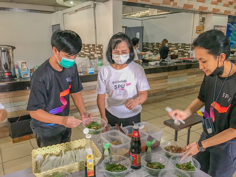 ขอขอบคุณ! ผศ.มานินทร์ เจริญลาภ คณบดีคณะนิเทศศาสตร์ มอบอาหารกลางวัน สนับสนุนบุคลากรทางการแพทย์และอาสาสมัครศูนย์ฉีดวัคซีน มหาวิทยาลัยศรีปทุม