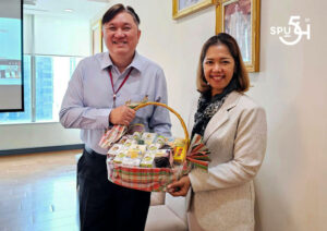 คณะบริหารธุรกิจ ม.ศรีปทุม มอบกระเช้าสวัสดีปีใหม่ 2024 ประธานเจ้าหน้าที่บริหาร AIRA