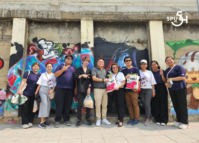 คณะดิจิทัลมีเดีย ม.ศรีปทุม ต้อนรับ กลุ่มงานพัฒนาการท่องเที่ยวฯ เยี่ยมชม ผลงานกราฟฟิตี้ DEK ดิจิทัลมีเดีย งาน BANGKOK DESIGN WEEK 2024 ย่านชุมชนบางบัว