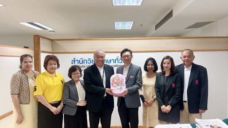ผู้อำนวยการสำนักวิชาศึกษาทั่วไปและคณาจารย์ร่วมต้อนรับผู้บริหารมหาวิทยาลัย