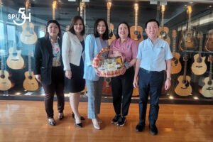 คณะบริหารธุรกิจ ม.ศรีปทุม มอบกระเช้าสวัสดีปีใหม่ 2024 ผู้บริหารระดับสูง TQM