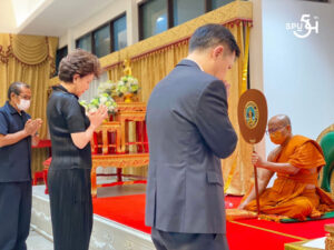 คณะการออกแบบและสถาปัตยกรรมศาสตร์ ม.ศรีปทุม ร่วมเป็นเจ้าภาพสวดพระอภิธรรม ท่านอาจารย์อินทิรา ศตสุข ที่ถึงแก่กรรม