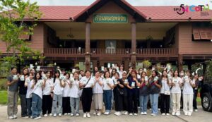 DEK CoTH SPU ลงพื้นที่เรียนรู้ "การประคบสมุนไพร" และ "ยาหม่องน้ำกัญชา" ที่ภูมิภูเบศร ศูนย์การเรียนรู้สมุนไพรและภูมิปัญญาสุขภาพบางเดชะ