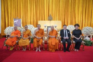 ผศ.พลเอก เสรี และ ดร.รัชนีพร อธิการบดี ม.ศรีปทุม ร่วมเป็นเจ้าภาพสวดพระอภิธรรม อดีตผู้ช่วยเจ้าอาวาสวัดมหาธาตุฯ