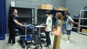 ดร.โสภิต ภาโนมัย รองอธิการบดี ม.ศรีปทุม ต้อนรับ คุณวรธน แจ่มไพบูลย์ เลขานุการประจำคณะกรรมมาธิการคมนาคม วุฒิสภา เยี่ยมชมการจัดการเรียนการสอน