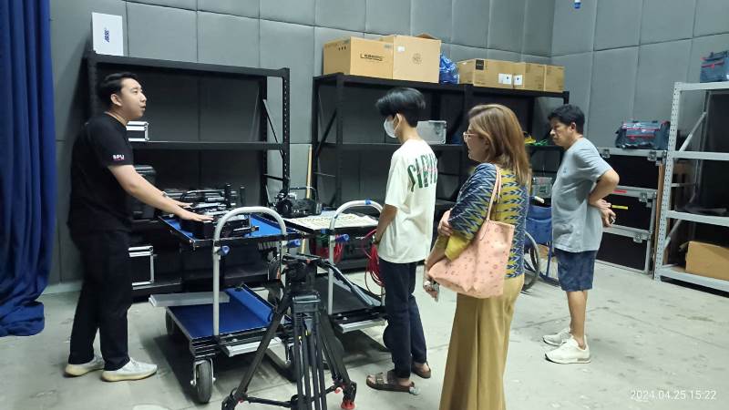 ดร.โสภิต ภาโนมัย รองอธิการบดี ม.ศรีปทุม ต้อนรับ คุณวรธน แจ่มไพบูลย์ เลขานุการประจำคณะกรรมมาธิการคมนาคม วุฒิสภา เยี่ยมชมการจัดการเรียนการสอน