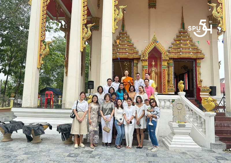 อาจารย์เปรมจิต เสาวคนธ์ รองอธิการบดี ม.ศรีปทุม เป็นประธาน และร่วมแห่นาครอบอุโบสถ ในพิธีอุปสมบท นายสหัสวัต แก้วจรัส